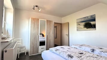 2 bedrooms, travel crib, free WiFi
