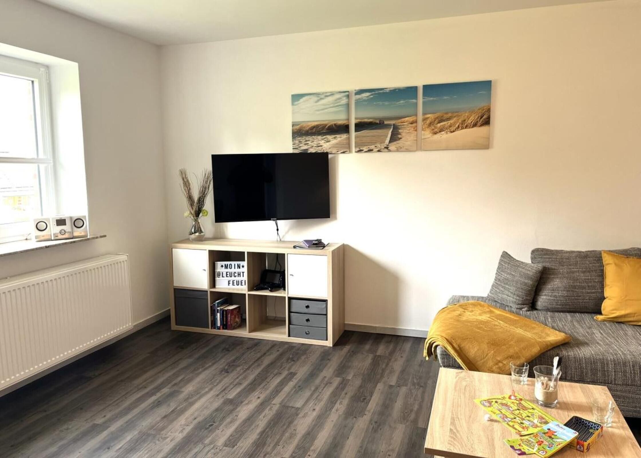 Een televisie, boeken, een filmbibliotheek en een stereo