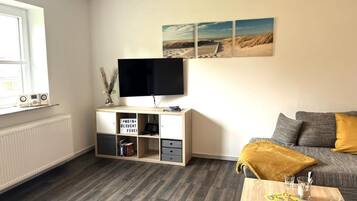 Een televisie, boeken, een filmbibliotheek en een stereo