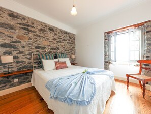 2 bedrooms, travel crib, free WiFi, bed sheets