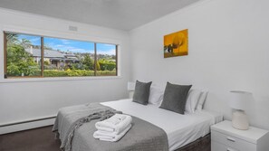 3 quartos, berço de viagem, Wi-Fi de cortesia, roupa de cama