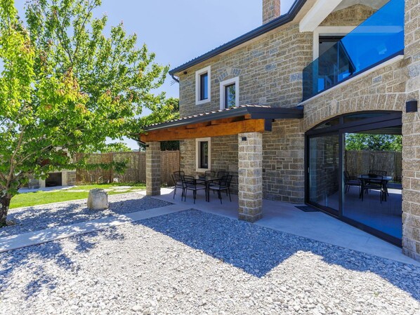 Home, Cottage, Shade, Estate, Driveway, Flagstone, Landscaping, Villa, Yard, Stone Wall