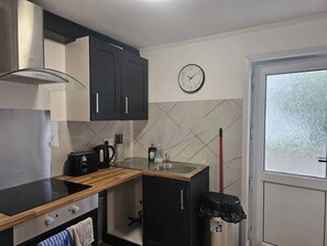 Apartment | Eigene Küche | Kühlschrank, Mikrowelle, Ofen, Herdplatte