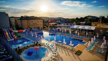 Piscine extérieure (ouverte en saison), parasols de plage