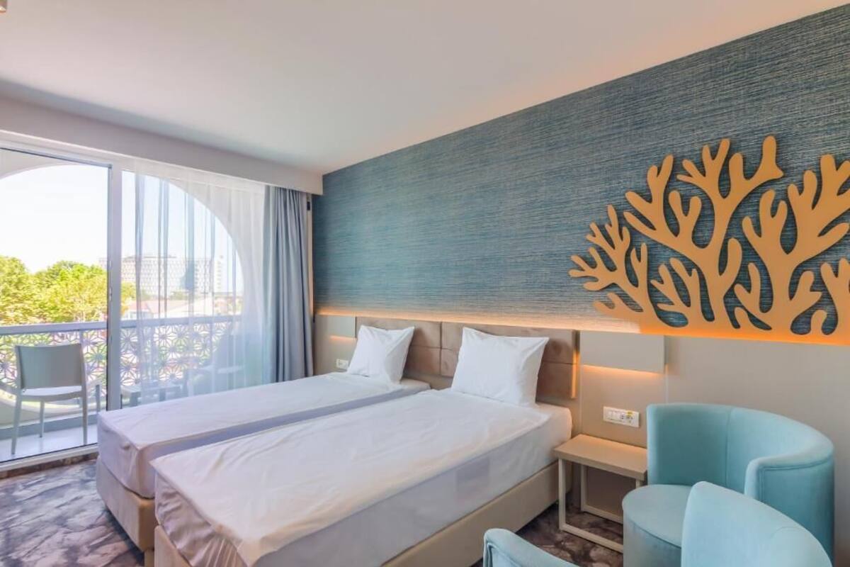 Habitación estándar doble, balcón | Caja fuerte, cortinas opacas, wifi gratis y ropa de cama