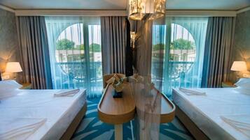 Suite Deluxe, balcon | Coffres-forts dans les chambres, rideaux occultants, Wi-Fi gratuit