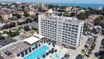 Piscine extérieure (ouverte en saison), parasols de plage