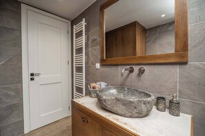 ヘアドライヤー、タオル、石鹸、シャンプー