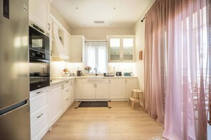 Kylskåp, mikrovågsugn, ugn och spishäll