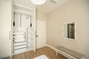 3 sovrum, värdeförvaringsskåp på rummet och skrivbord