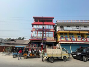 Vista frontal de la propiedad