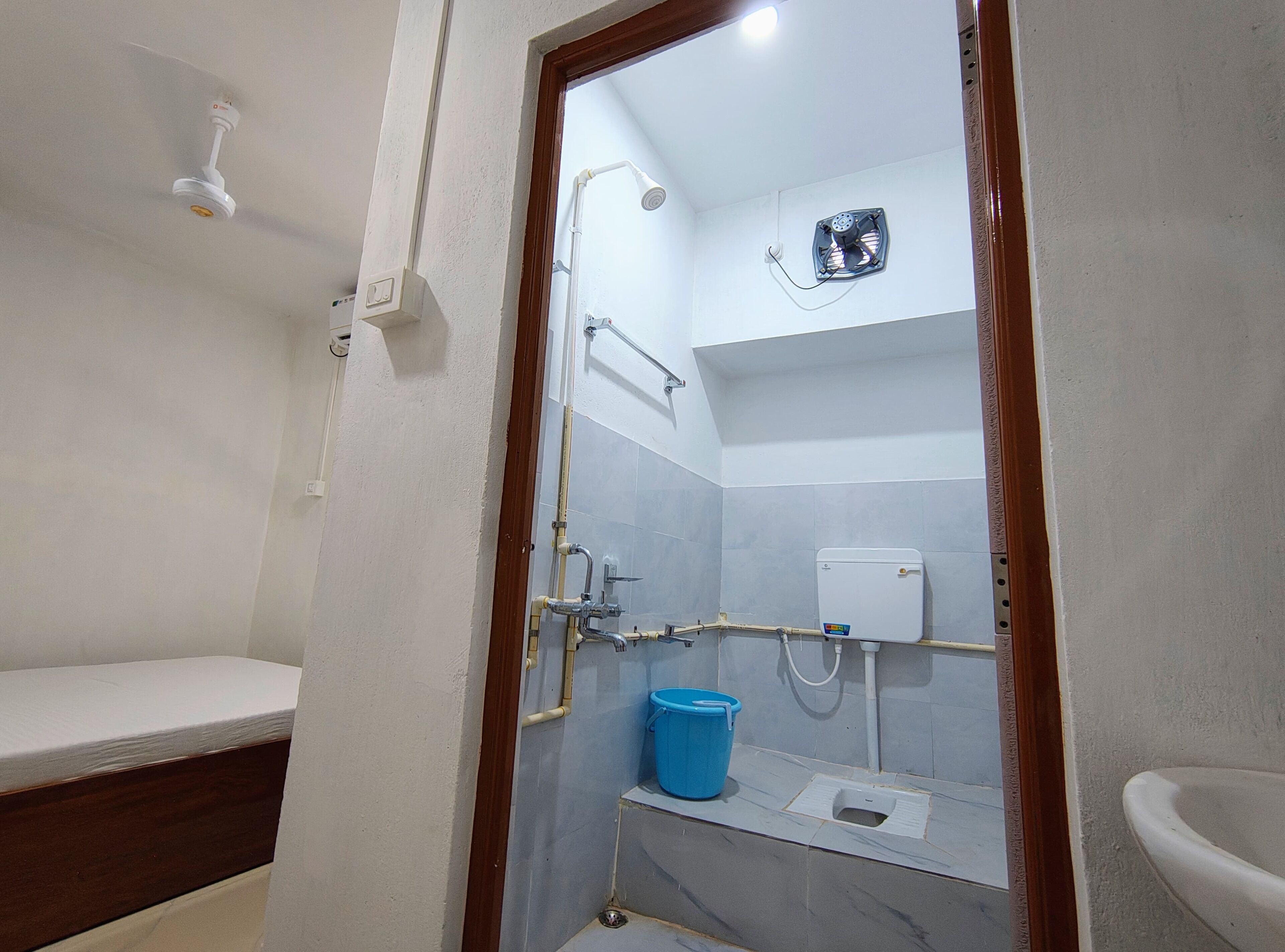 Basic Single Room | Bathroom | Slippers, bidet, towels, soap