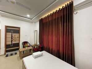 Quarto casal | Roupas de cama antialérgicas, cortinas blackout, Wi-Fi de cortesia