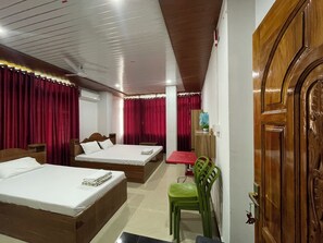 Habitación familiar | Ropa de cama hipoalergénica, cortinas blackout y wifi gratis 