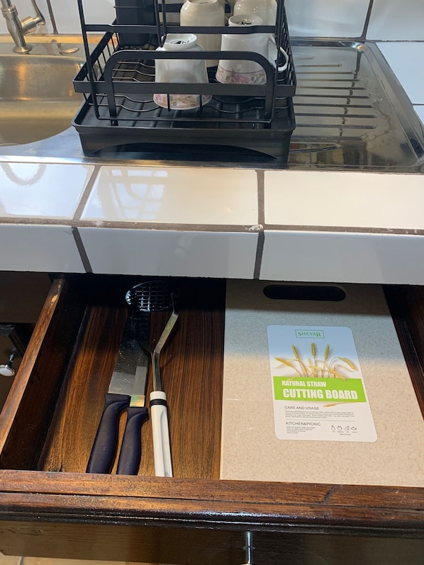 Kjøleskap, mikrobølgeovn, kokeplater og kaffetrakter/tekoker