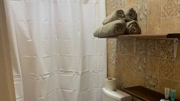 Douche, serviettes fournies, savon, shampoing