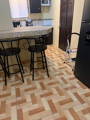 Kjøleskap, mikrobølgeovn, kokeplater og kaffetrakter/tekoker