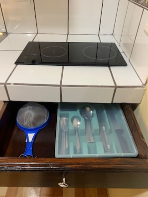 Réfrigérateur, micro-ondes, plaque de cuisson, cafetière/bouilloire