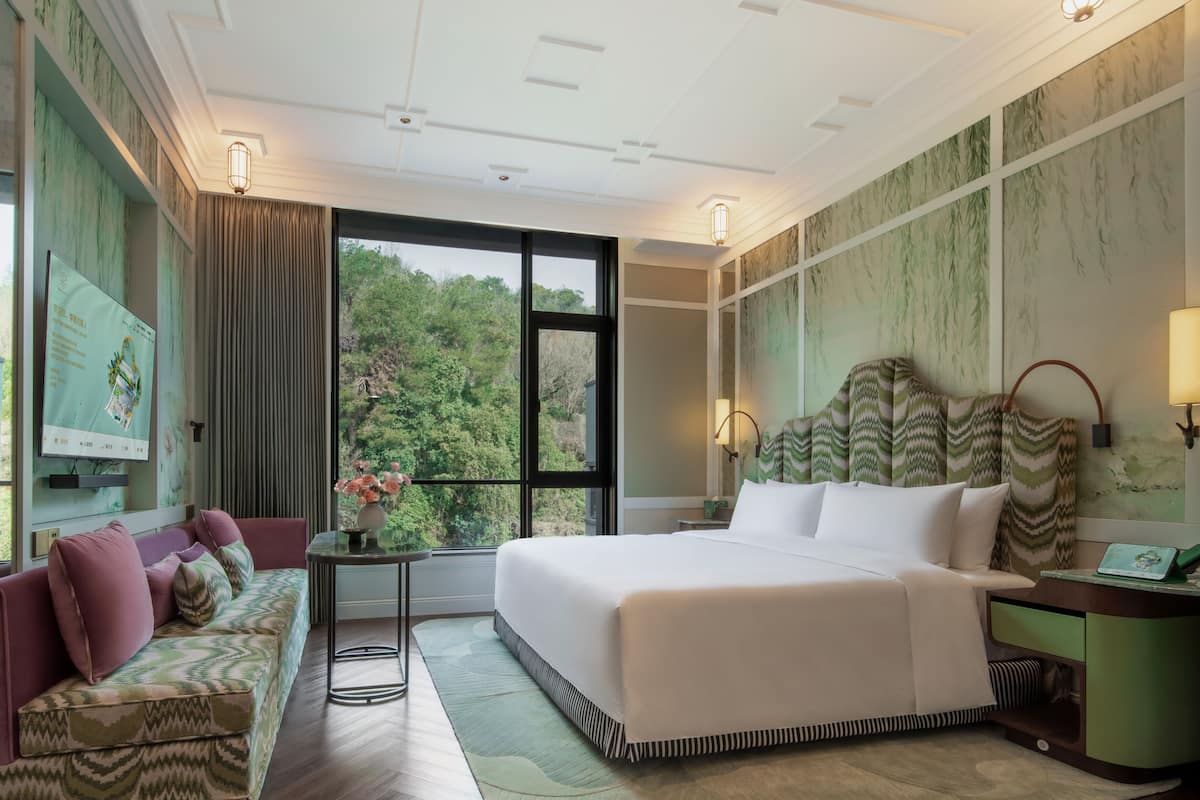 Kamer, 1 kingsize bed, uitzicht op tuin | Luxe beddengoed, een minibar met enkele gratis items