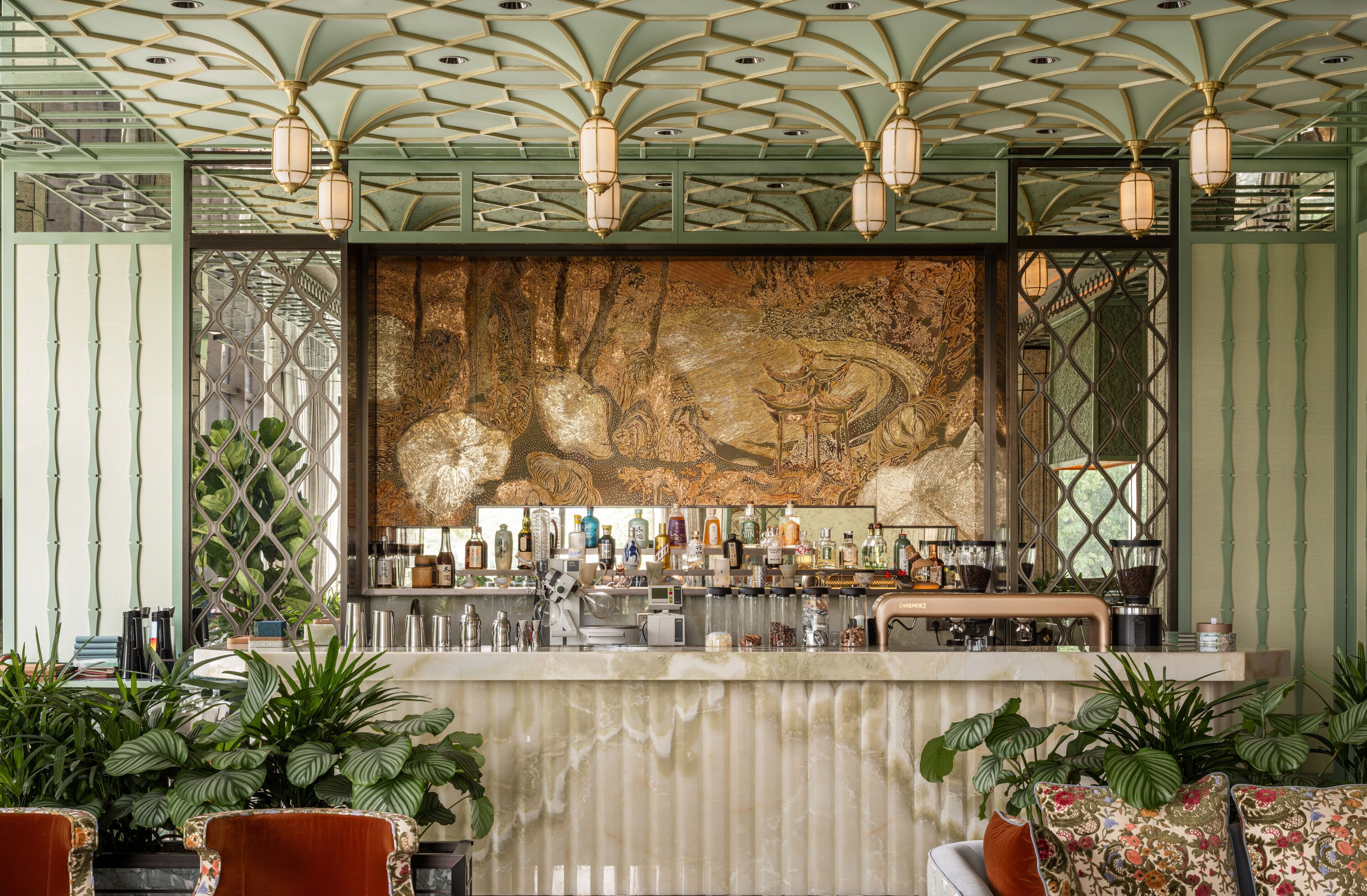 Eine Bar mit einer großen Wandmalerei, Bambusdekoration und einer Auswahl an Flaschen.