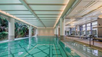 Kolam renang indoor, dengan kursi berjemur