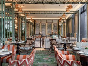 Petit déjeuner, déjeuner et dîner servis sur place, vue sur le jardin