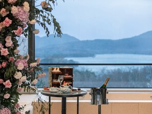 Romance Room, Lake View | Bathroom | Separate bathtub and shower, rainfall showerhead, designer toiletries - The Silk Lakehouse, Shangri-La Hangzhou (Hangzhou)