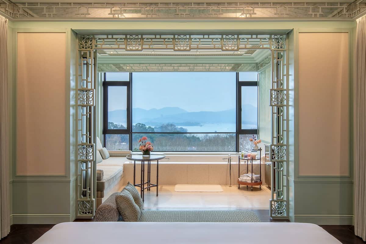 Kamer, uitzicht op meer (Romance) | Luxe beddengoed, een minibar met enkele gratis items