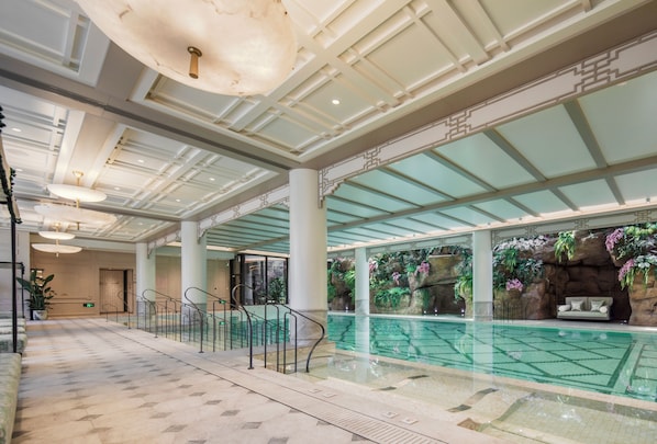 Piscine couverte, accès possible de 06 h 00 à 22 h 00, chaises longues