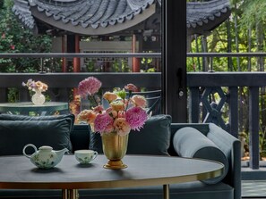 Chambre « Premier », vue jardin | Coin séjour