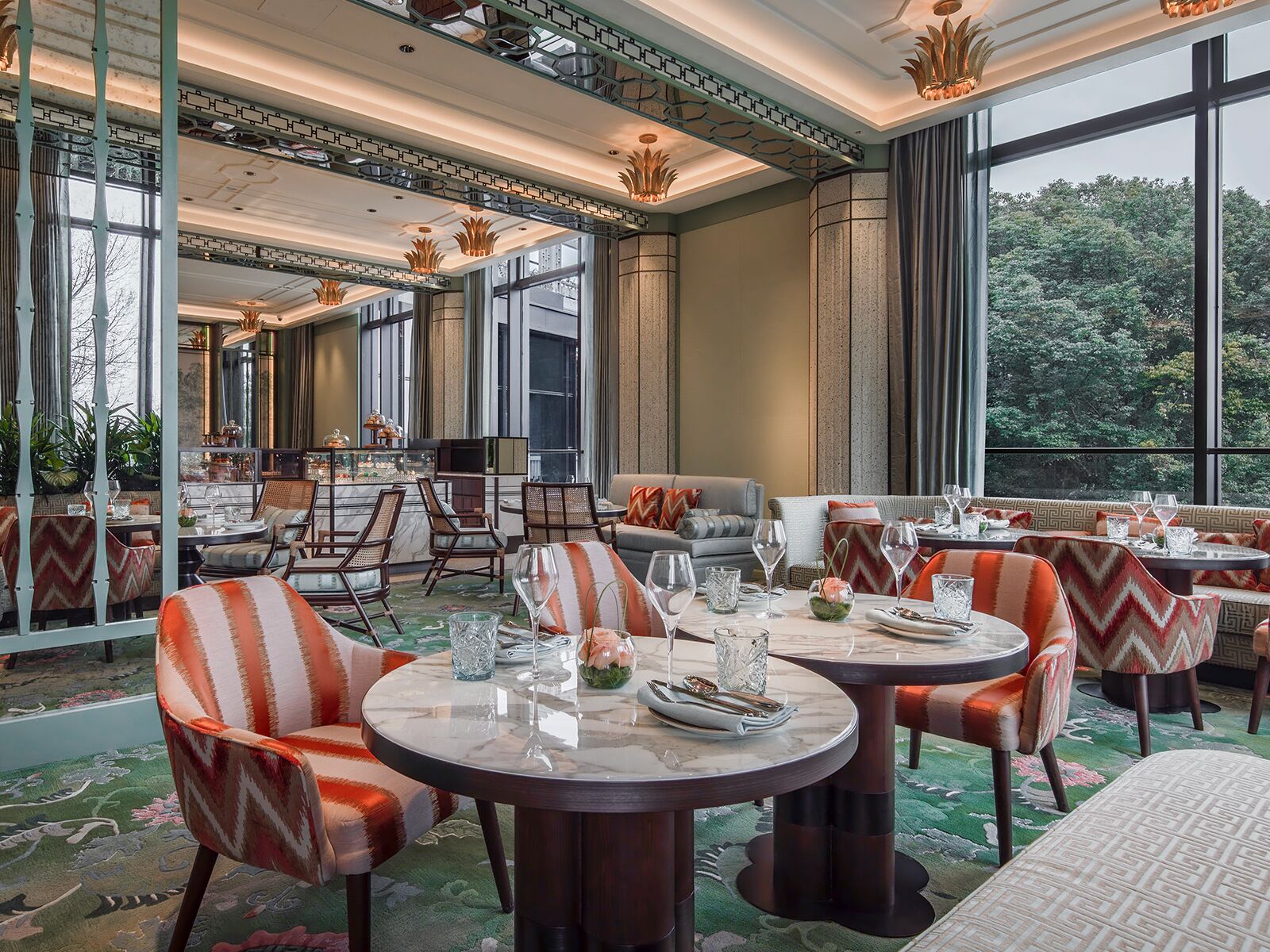 Se sirven desayunos, almuerzos y cenas; con vista al jardín