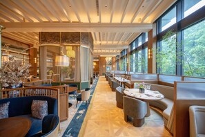 Breakfast, lunch and dinner served - The Silk Lakehouse, Shangri-La Hangzhou (Hangzhou)
