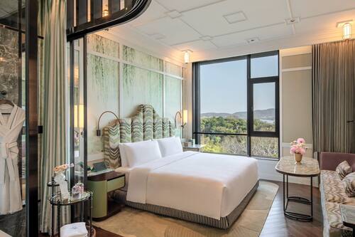 Room, Lake View