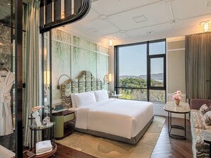 Room, Lake View | Premium bedding, free minibar items, in-room safe - The Silk Lakehouse, Shangri-La Hangzhou (Hangzhou)