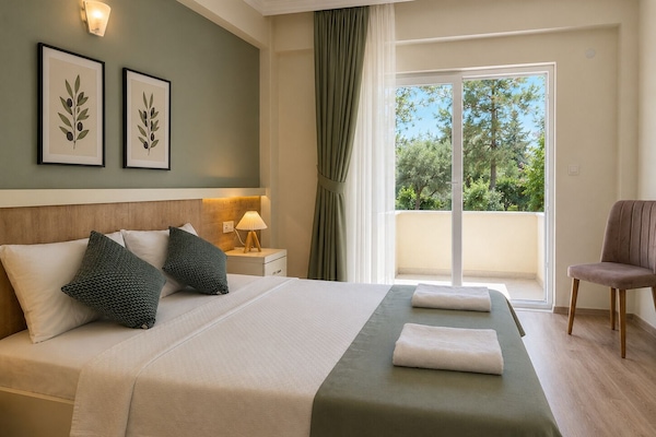 Deluxe Double Room, Balcony, Garden View | Premium bedding, laptop workspace, WiFi (free), bed sheets