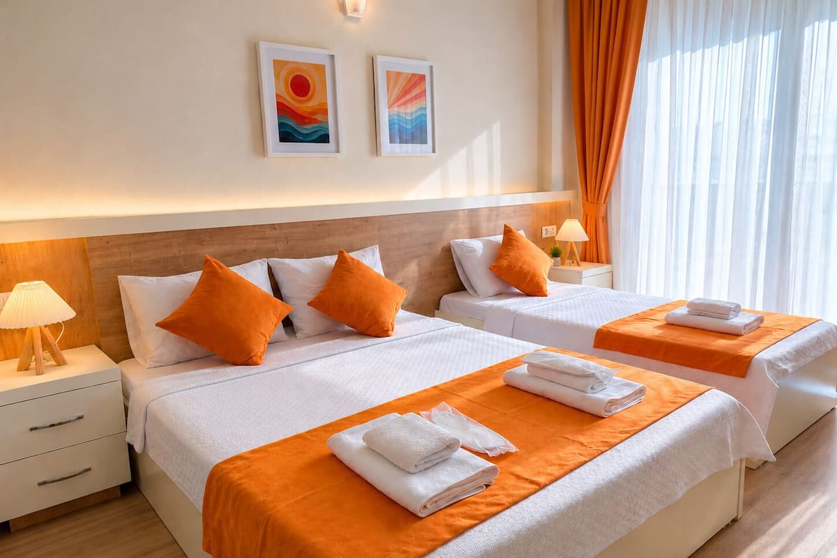 Habitación triple familiar, balcón, vistas al jardín | Ropa de cama de alta calidad y espacio para trabajar con un portátil