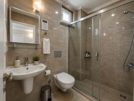 Habitación Confort doble, 1 cama doble, balcón, vistas al jardín | Ropa de cama de alta calidad y espacio para trabajar con un portátil