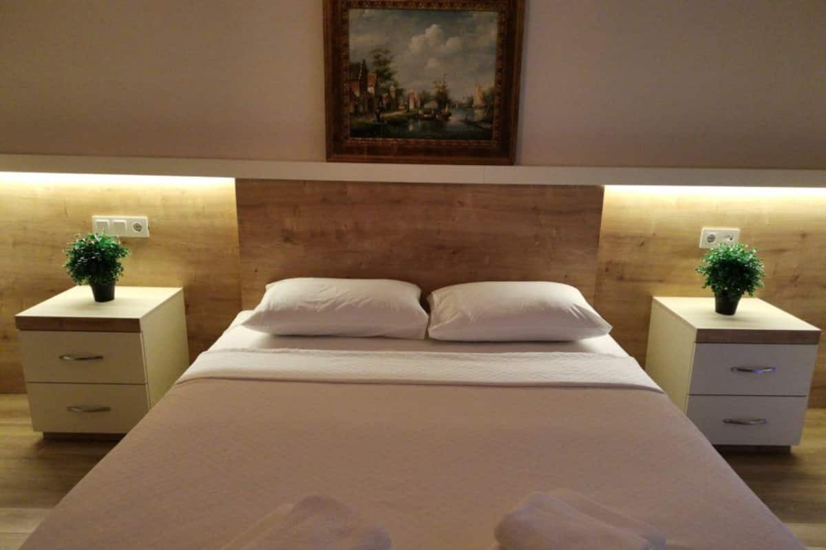Comfort Room, 1 Double Bed, Balcony, Garden View | Laptop workspace, free WiFi, bed sheets