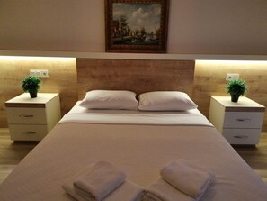 Rom – comfort, 1 dobbeltseng, balkong, hageutsikt | Skrivebord for bærbar PC, wi-fi (inkludert) og sengetøy