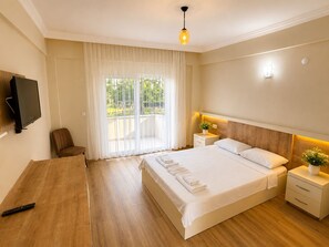 Comfort Double Room, 1 Double Bed, Balcony, Garden View | Premium bedding, laptop workspace, free WiFi, bed sheets - Tenedos İskele Otel (Ezine)