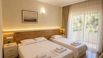 Chambre Triple Familiale, balcon, vue jardin | Literie de qualité supérieure