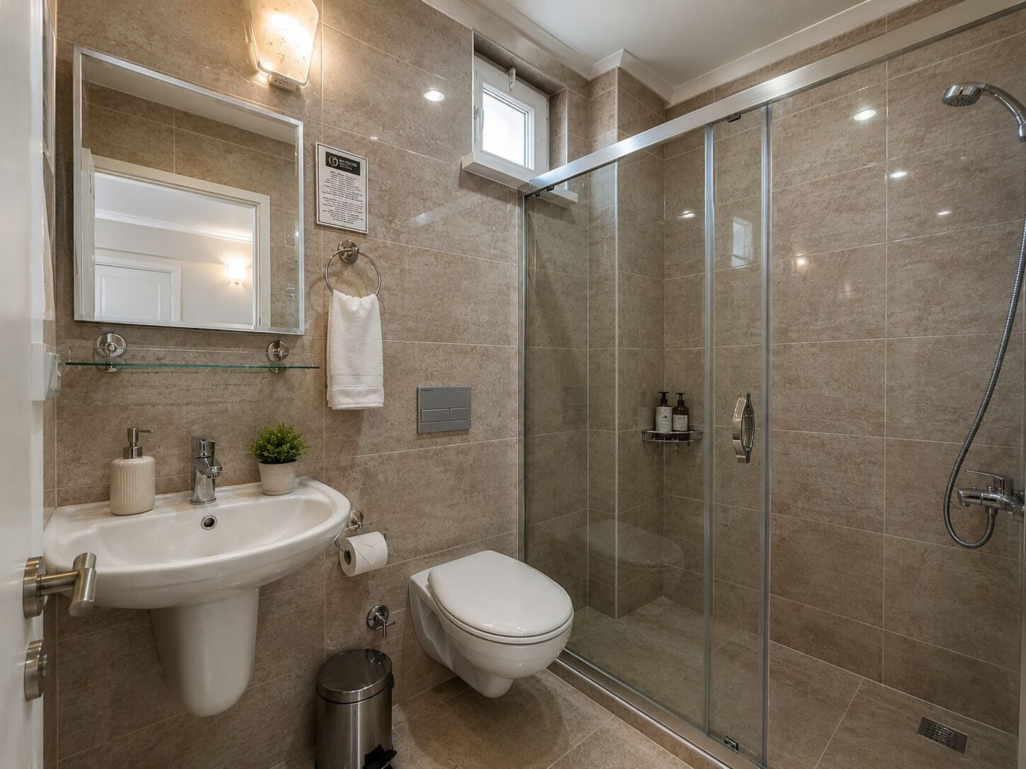 Douche, articles de toilette gratuits, sèche-cheveux