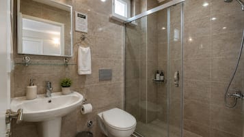 Douche, articles de toilette gratuits, sèche-cheveux