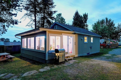 Glamping chalet on campsite Boat Lac Naviguable