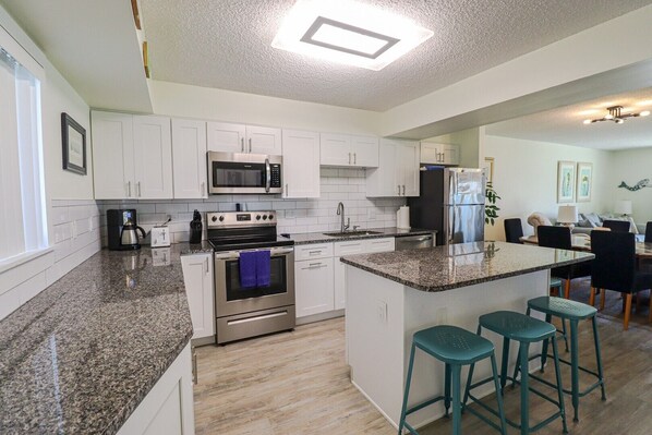 冷蔵庫、電子レンジ、オーブン、食器洗い機