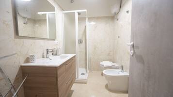 Dusche, Haartrockner, Bidet
