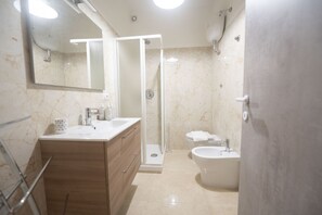 Shower, hair dryer, bidet - Spacious and Bright Family Apartment in Pigneto (Roma)