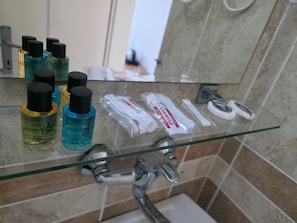 Shower, slippers, towels, shampoo - Bogumila Hotel (Bar)
