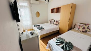 Klassieke driepersoonskamer, balkon, uitzicht op de stad | Gratis wifi