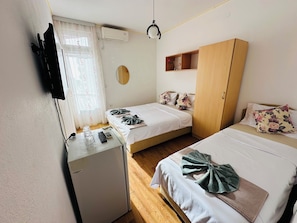 Classic Triple Room, Balcony, City View